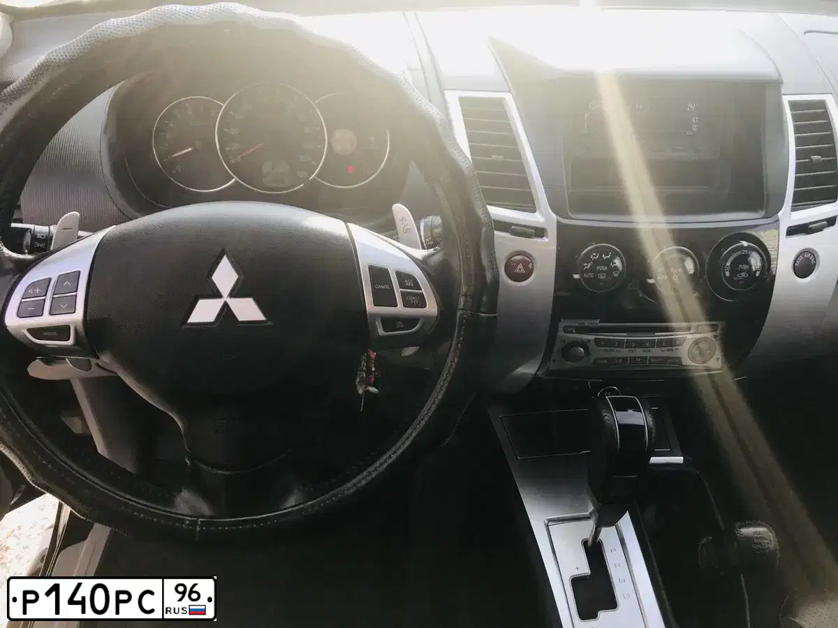 Фото автомобиля MITSUBISHI PAJERO SPORT, 2010 — госномер Р140РС96. Цвет: ЧЕРНЫЙ