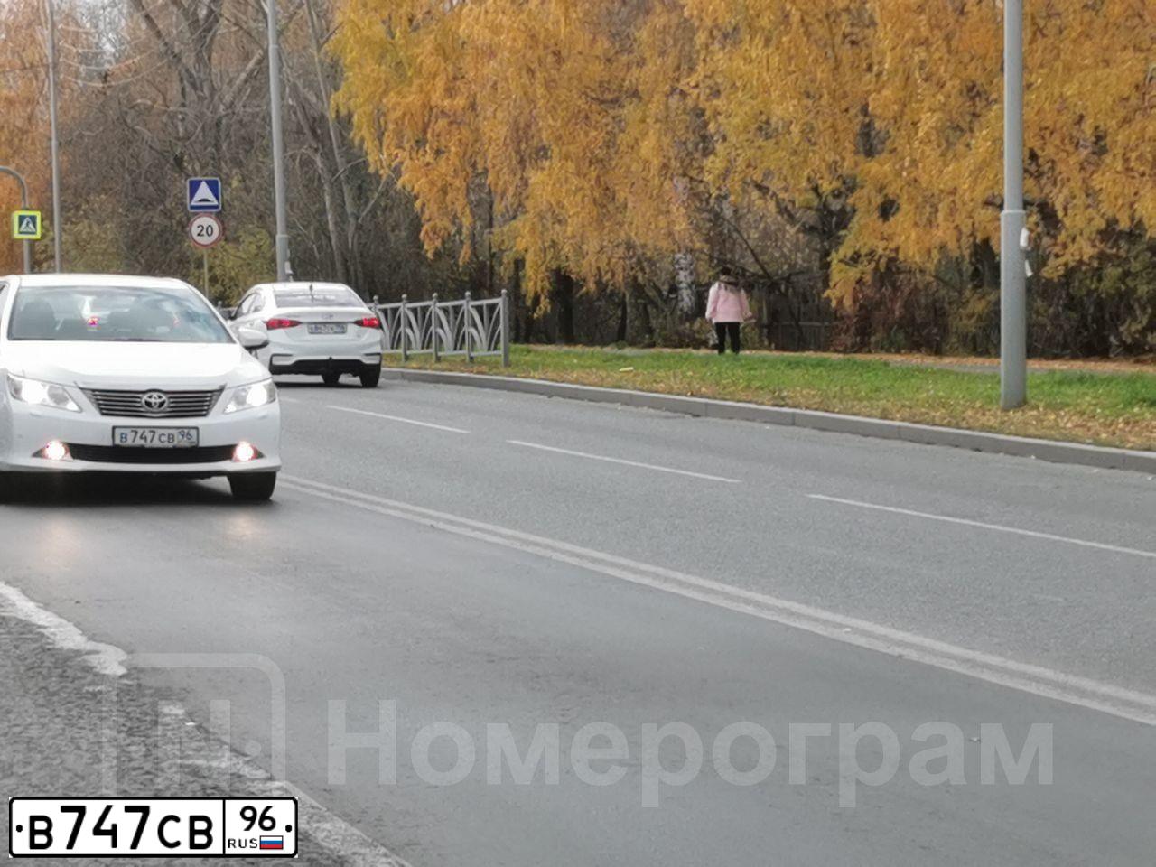 Фото автомобиля TOYOTA CAMRY, 2013 — госномер В747СВ96. Цвет: БЕЛЫЙ