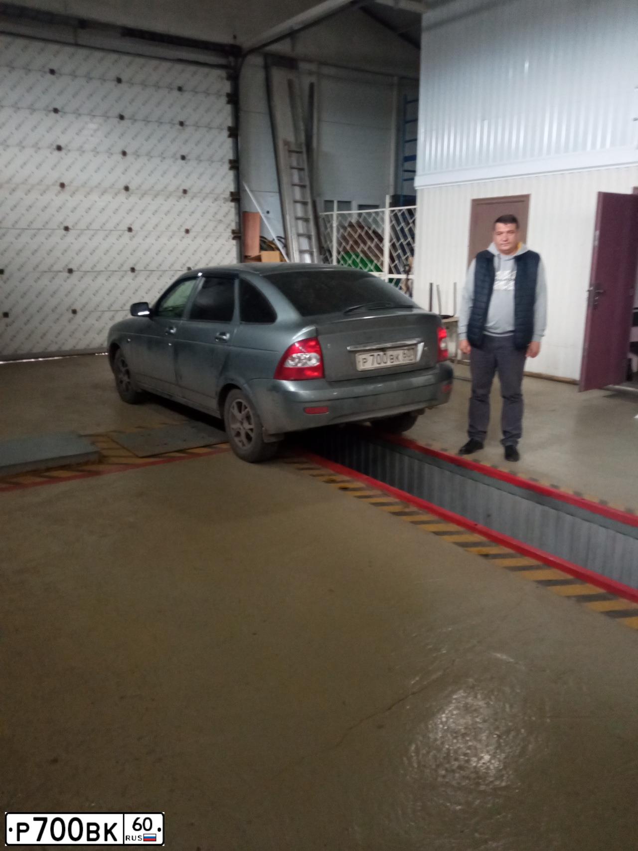 Фото автомобиля LADA 2172 PRIORA, 2010 — госномер О135СУ60. Цвет: СРЕДНИЙ СЕРО-ЗЕЛЕНЫЙ МЕТ