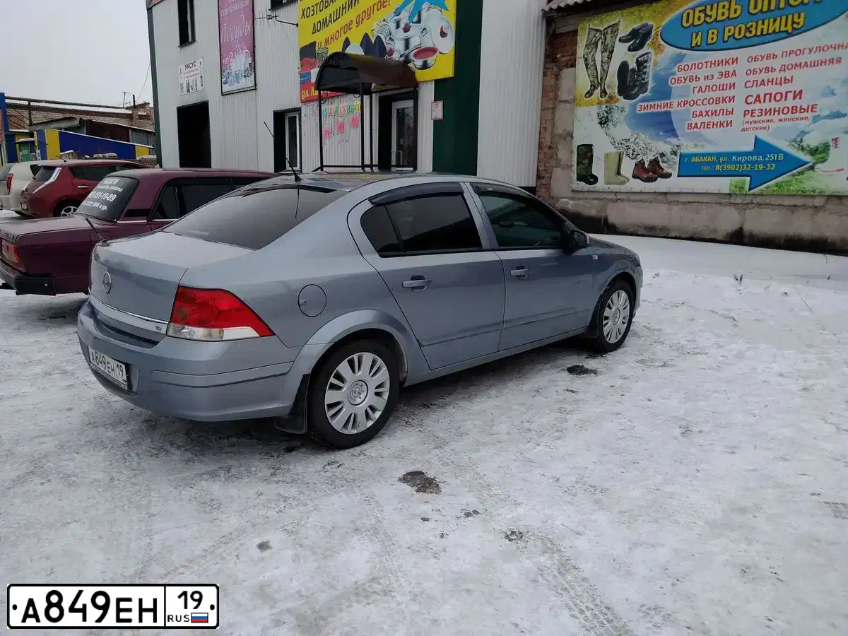 Фото автомобиля OPEL ASTRA, 2008 — госномер У365МА19. Цвет: СЕРЫЙ
