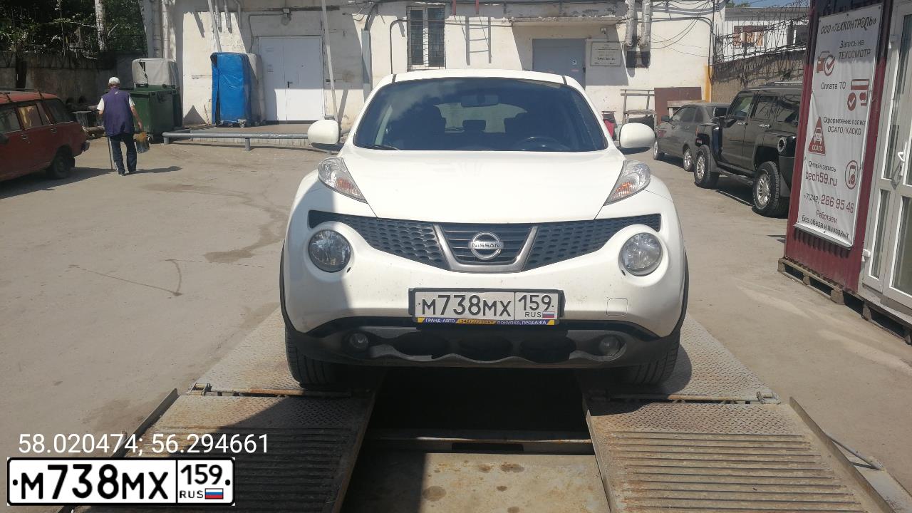 Фото автомобиля NISSAN JUKE, 2013 — госномер Р726ВН159. Цвет: Белый