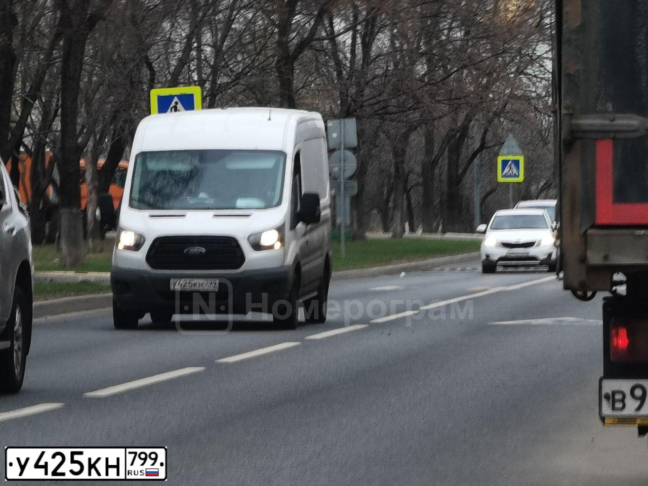 Фото автомобиля FORD TRANSIT, 2018 — госномер У425КН799. Цвет: Белый