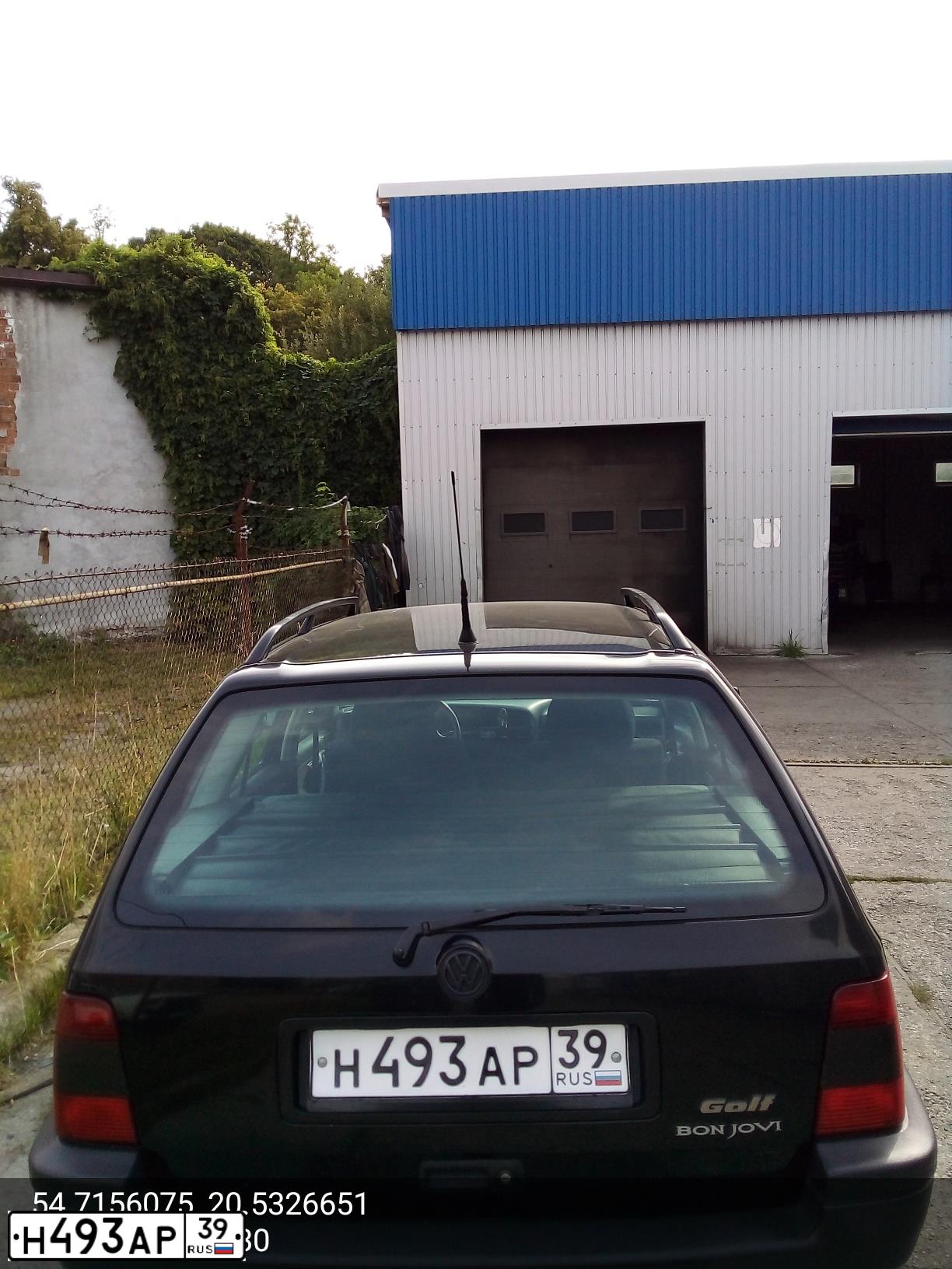 Фото автомобиля VOLKSWAGEN GOLF, 1995 — госномер Н493АР39. Цвет: ЧЕРНЫЙ