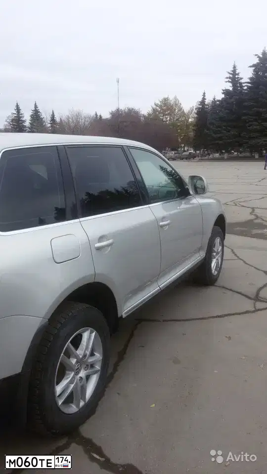 Фото автомобиля VOLKSWAGEN TOUAREG, 2008 — госномер К515КВ174. Цвет: Серебристо-Желтый