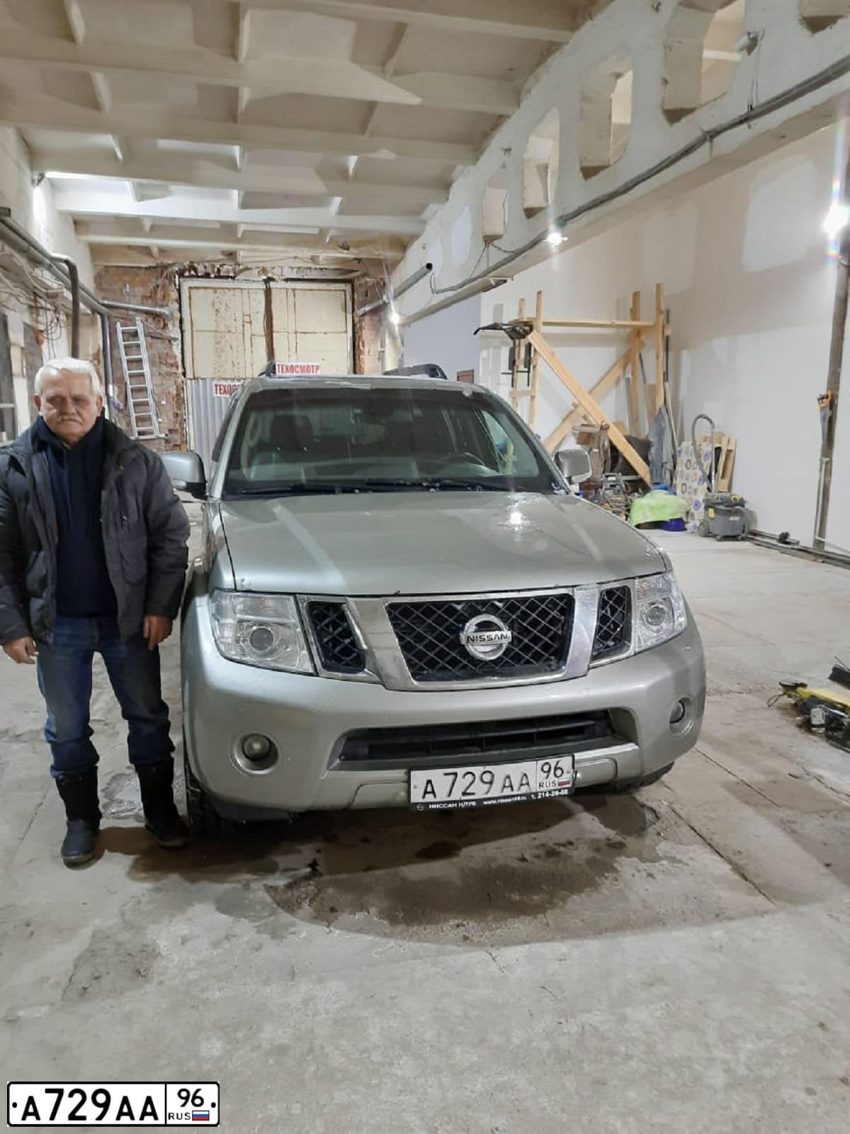 Фото автомобиля NISSAN PATHFINDER, 2012 — госномер А729АА96. Цвет: СЕРЫЙ