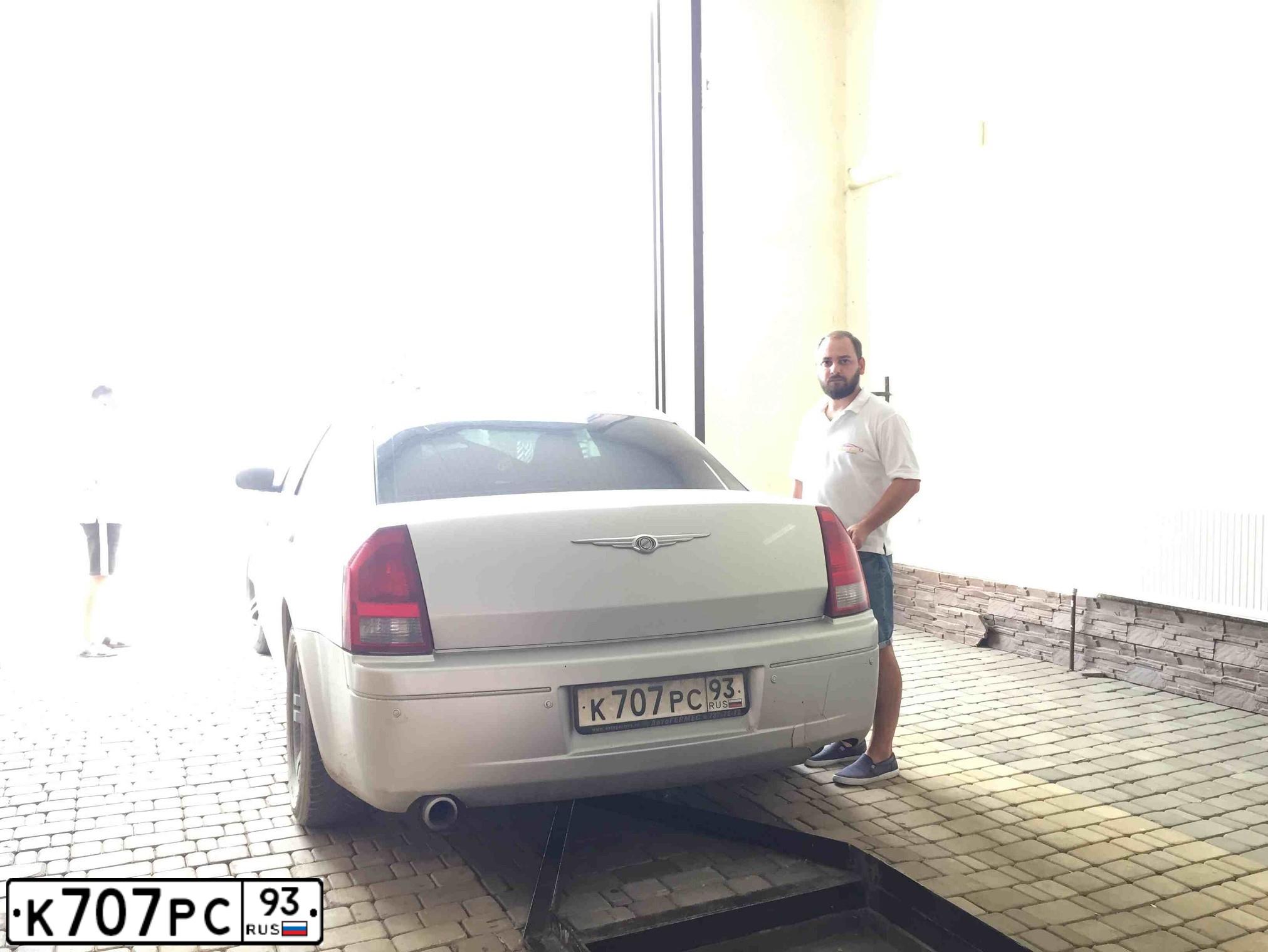Фото автомобиля CHRYSLER SERIE 300, 2004 — госномер В779НР197. Цвет: Серебристый