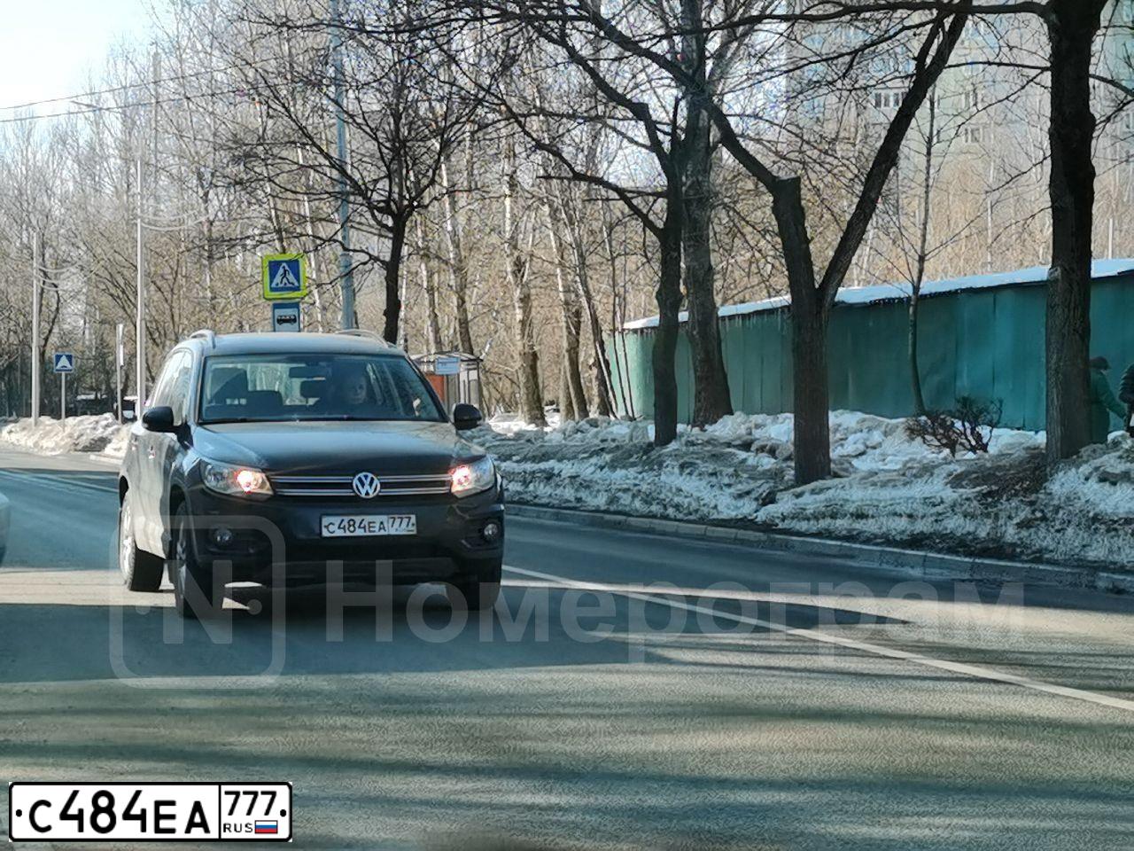 Фото автомобиля VOLKSWAGEN TIGUAN, 2014 — госномер С484ЕА777. Цвет: ЧЕРНЫЙ