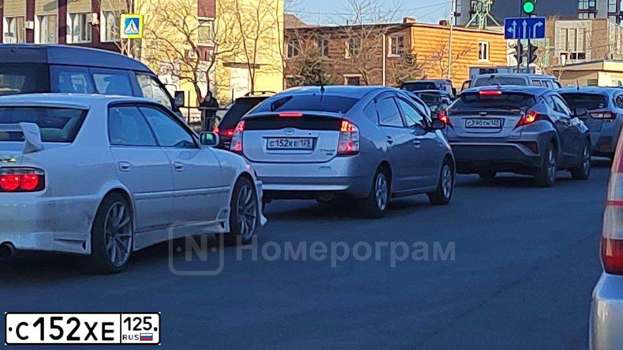 Фото автомобиля GEELY TUGELLA, 2023 — госномер С152ХЕ125. Цвет: СЕРЫЙ