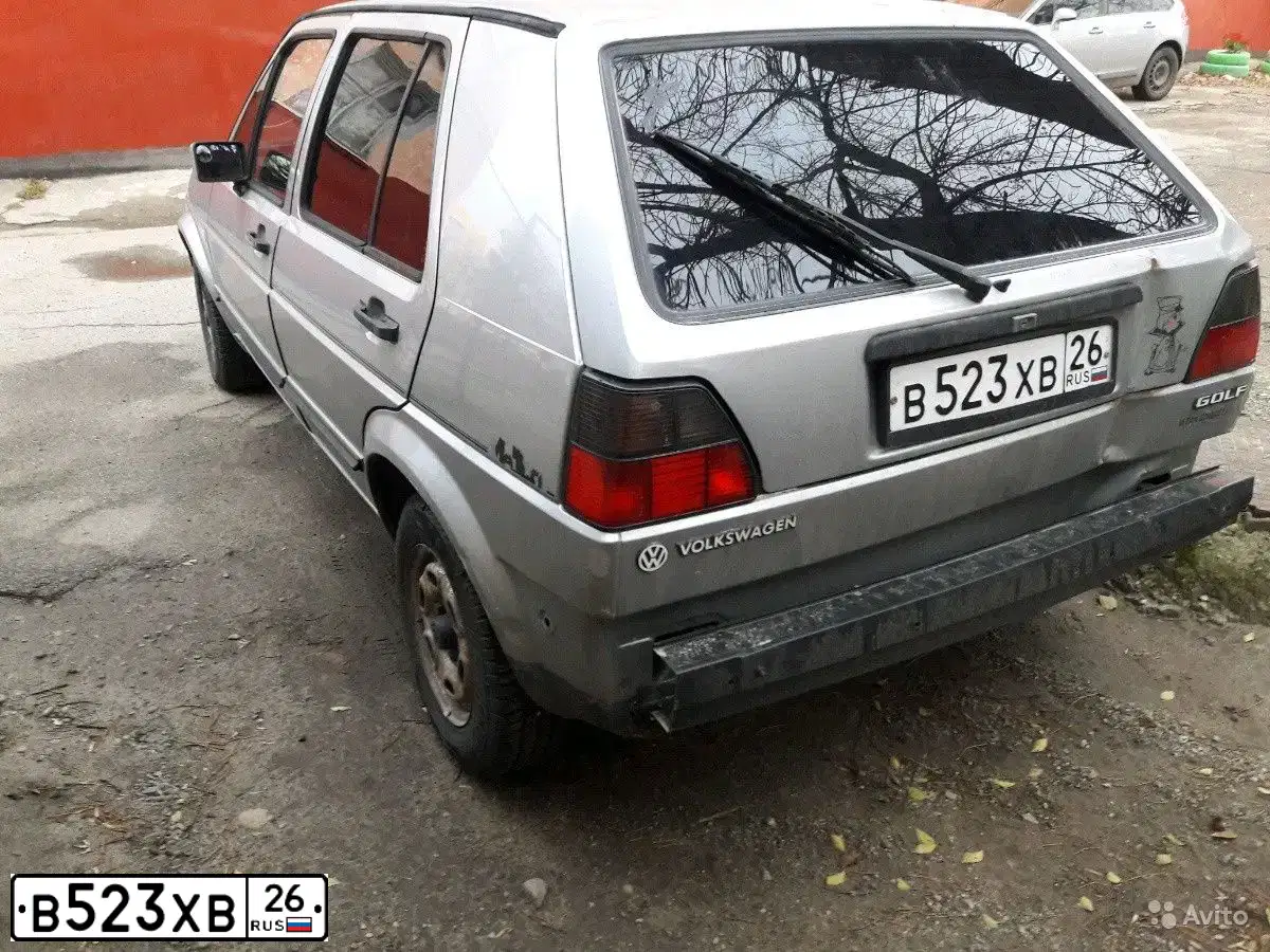 Фото автомобиля VOLKSWAGEN GOLF, 1985 — госномер В523ХВ26. Цвет: БЕЛЫЙ СЕРЫЙ