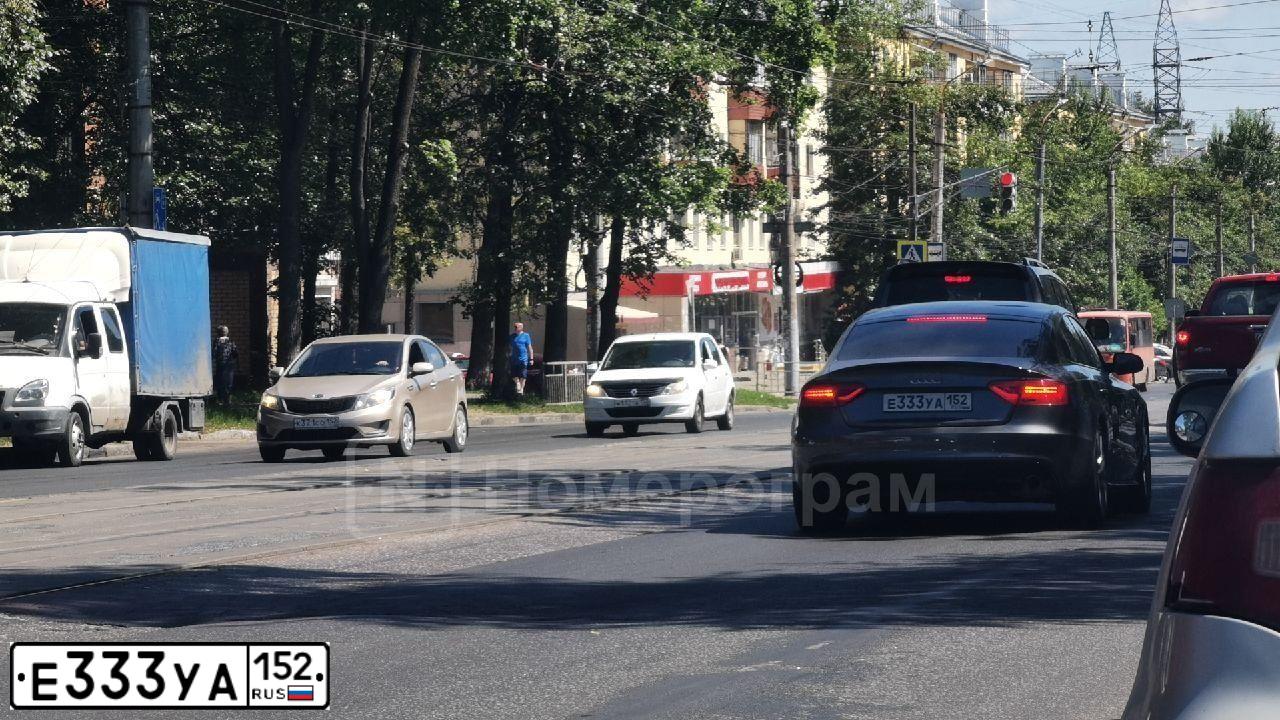 Фото автомобиля AUDI A4, 2008 — госномер Е333УА152. Цвет: Черно Серый