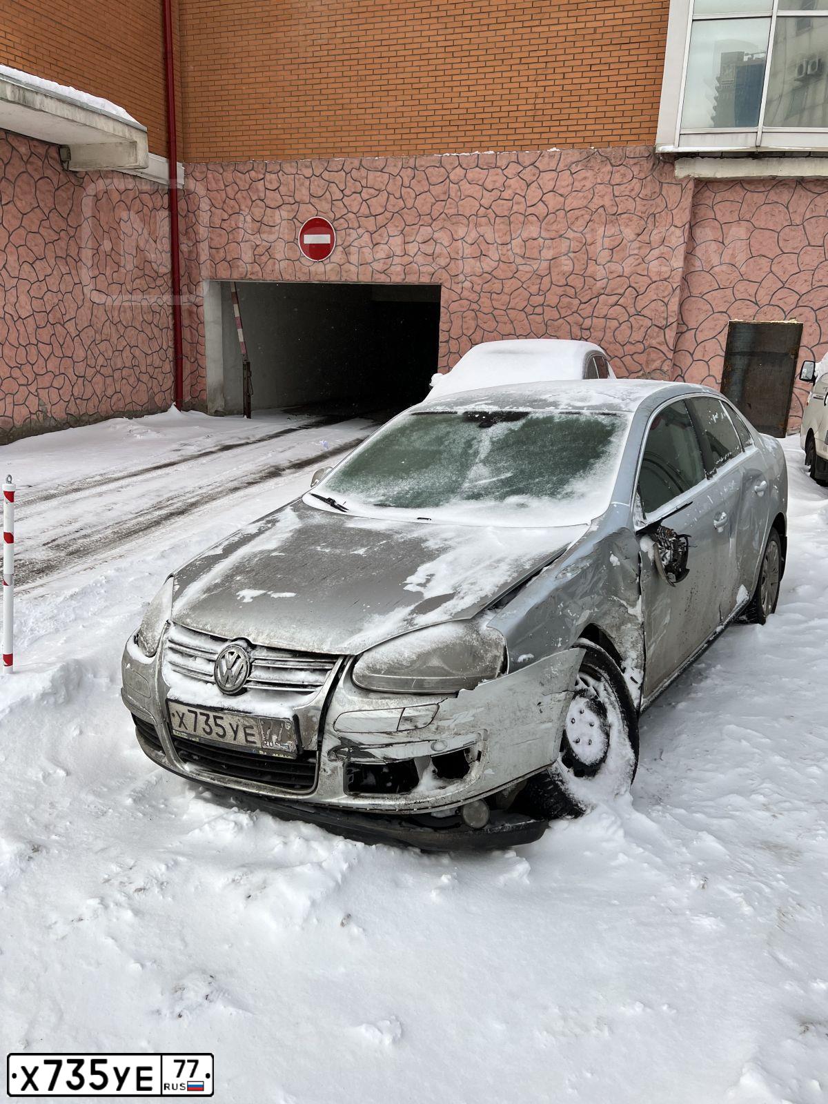 Фото автомобиля VOLKSWAGEN JETTA, 2010 — госномер В710СУ790. Цвет: Серый