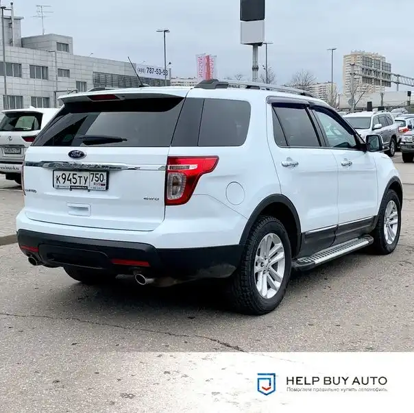 Фото автомобиля FORD EXPLORER, 2015 — госномер Х714КН799. Цвет: Белый