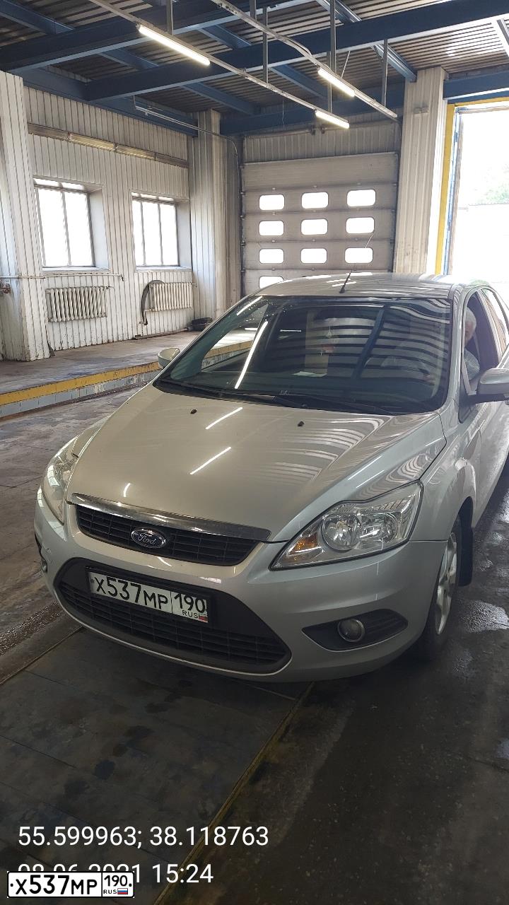Фото автомобиля FORD FOCUS, 2010 — госномер Х537МР190. Цвет: СЕРЫЙ