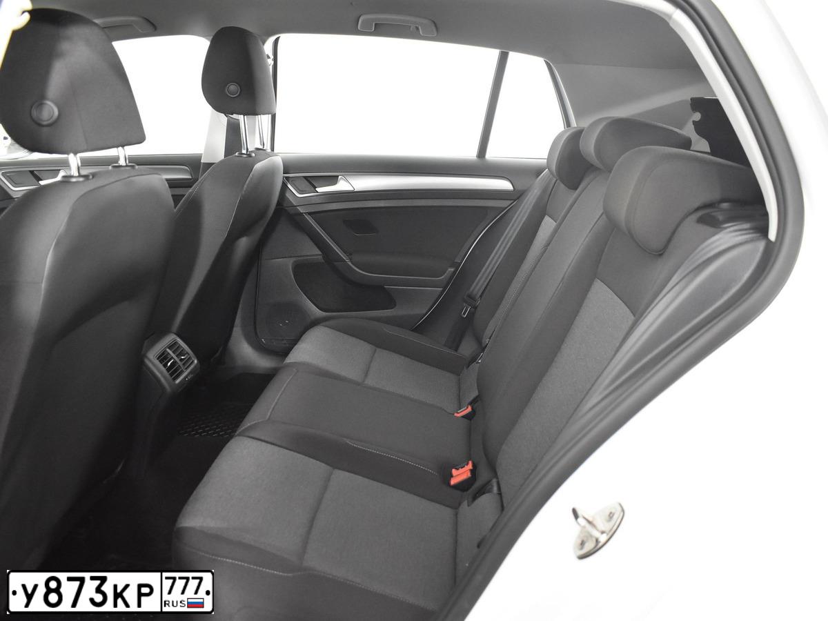 Фото автомобиля VOLKSWAGEN GOLF, 2014 — госномер Т867МВ790. Цвет: Белый