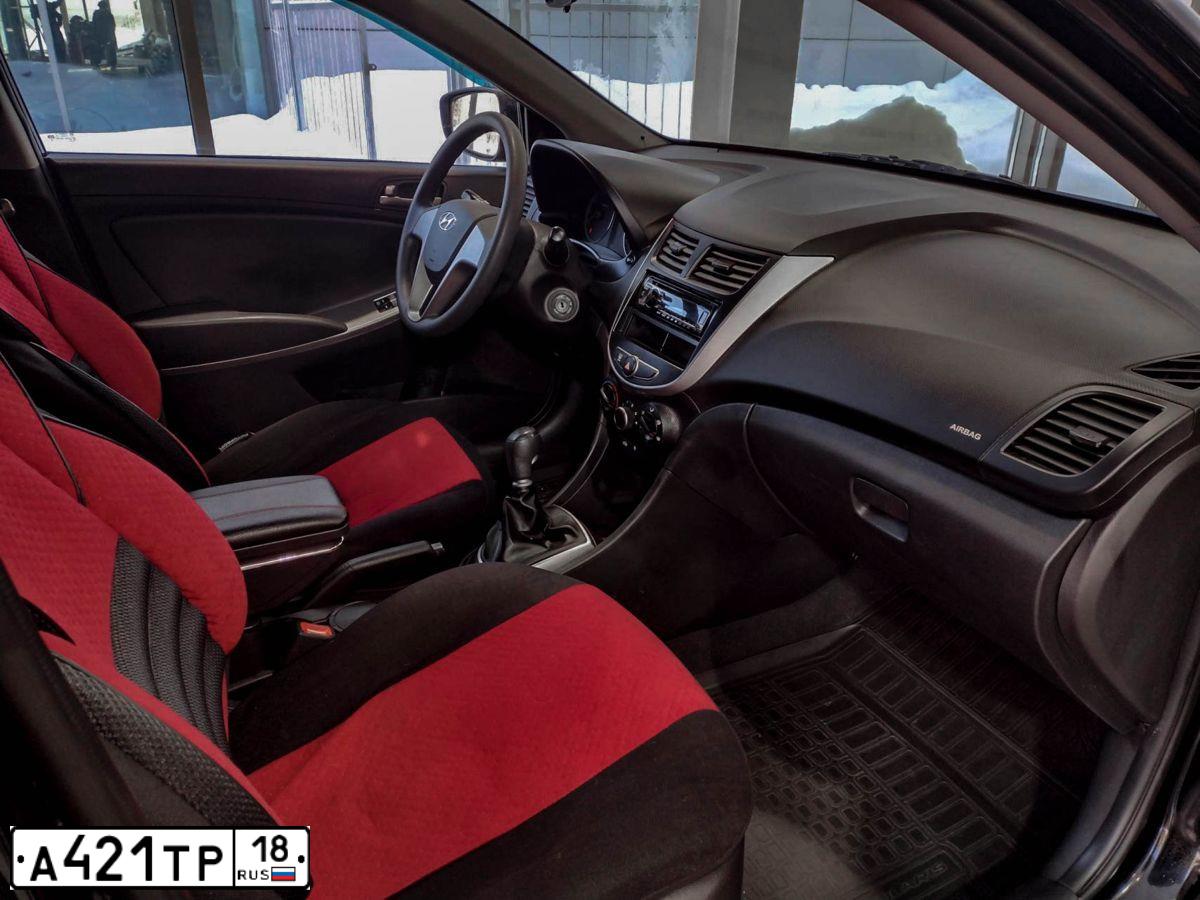 Фото автомобиля HYUNDAI SOLARIS, 2015 — госномер А421ТР18. Цвет: ЧЕРНЫЙ