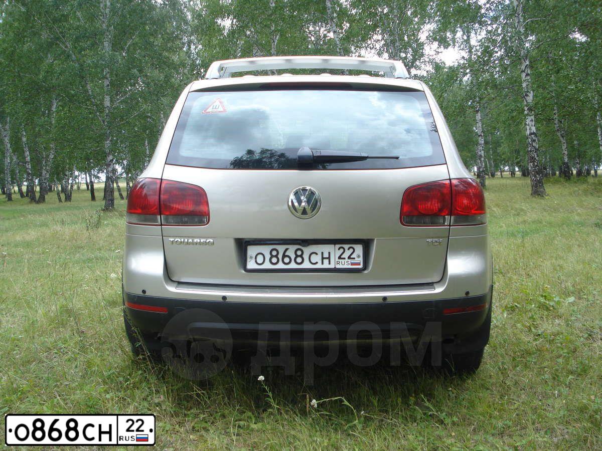 Фото автомобиля VOLKSWAGEN TOUAREG, 2005 — госномер О868СН22. Цвет: БЕЖЕВЫЙ