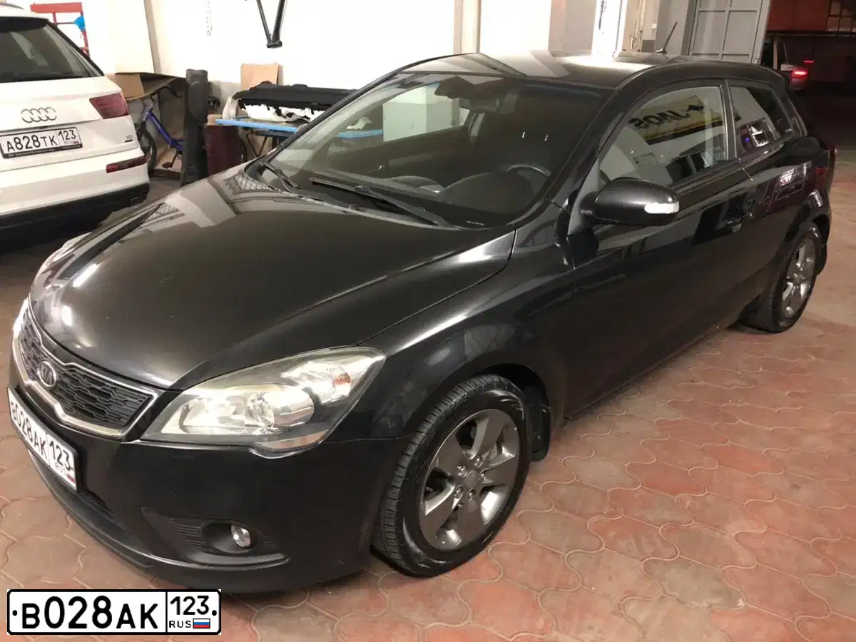 Фото автомобиля KIA CEE'D, 2011 — госномер В028АК123. Цвет: ЧЕРНЫЙ