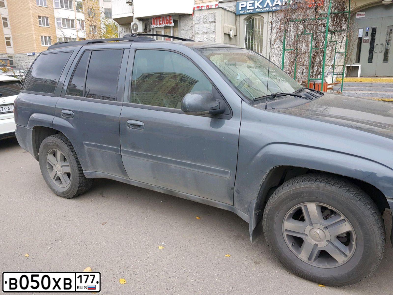Фото автомобиля CHEVROLET TRAILBLAZER, 2007 — госномер В050ХВ177. Цвет: Серый