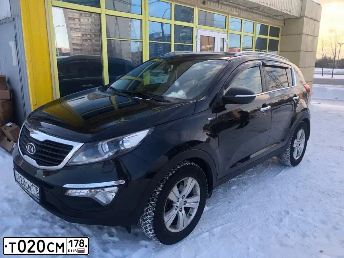 Фото автомобиля KIA SPORTAGE, 2012 — госномер Т020СМ178. Цвет: ЧЕРНЫЙ ПЕРЛАМУТР