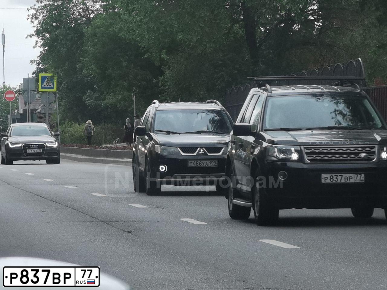 Фото автомобиля LANDROVER FREELANDER, 2013 — госномер В040РУ60. Цвет: ЧЕРНЫЙ