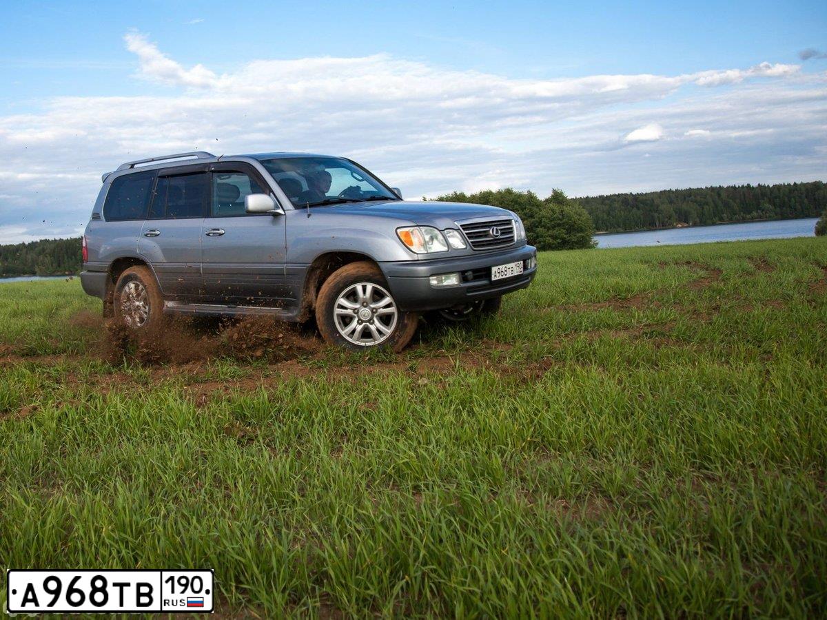 Фото автомобиля LEXUS LX, 2005 — госномер Р670ОА27. Цвет: СЕРЫЙ
