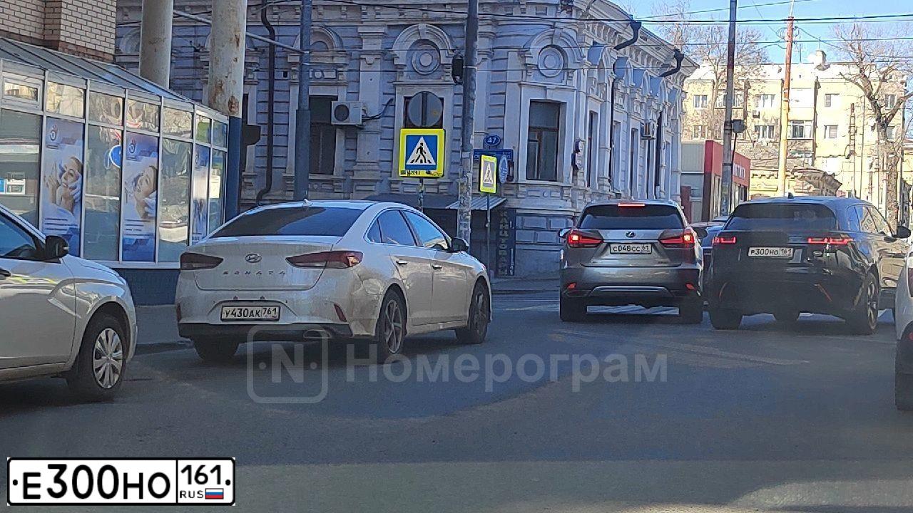 Фото автомобиля HONDA CIVIC, 2008 — госномер Е300НО161. Цвет: СЕРЕБРИСТЫЙ
