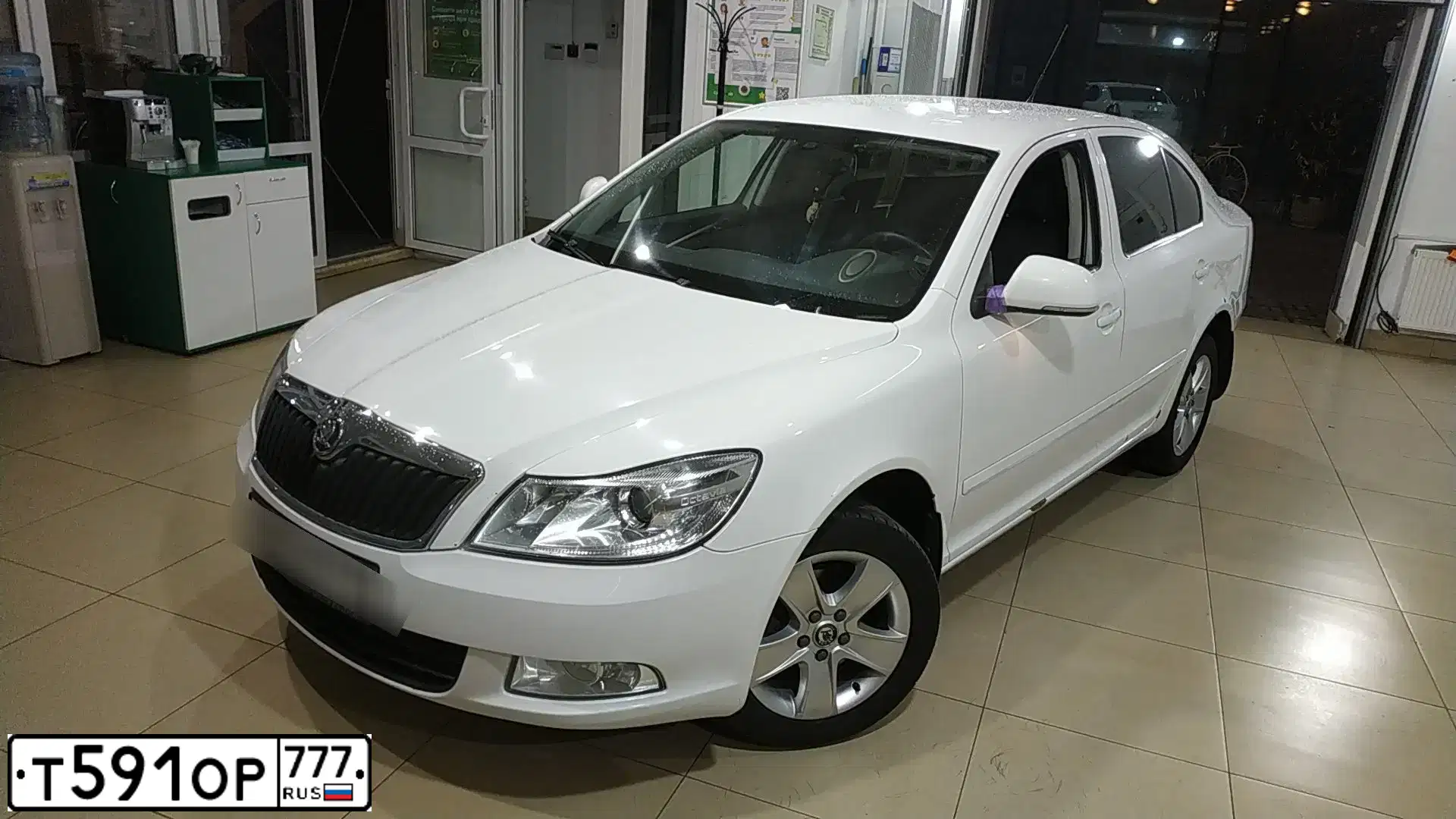 Фото автомобиля SKODA OCTAVIA, 2010 — госномер Н400СХ124. Цвет: Белый