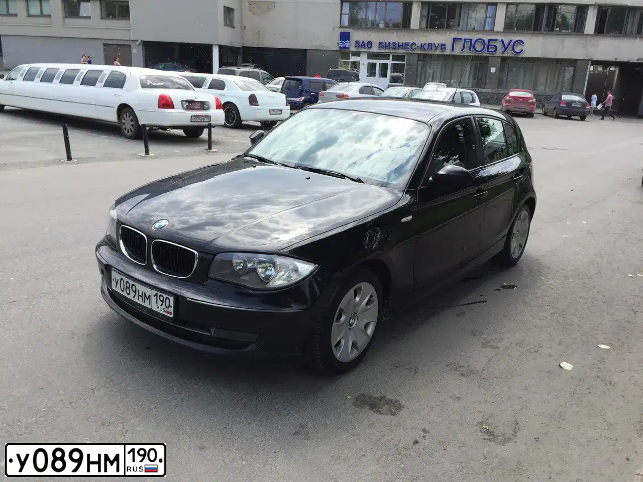 Фото автомобиля BMW SERIE 1, 2010 — госномер У089НМ190. Цвет: ЧЕРНЫЙ