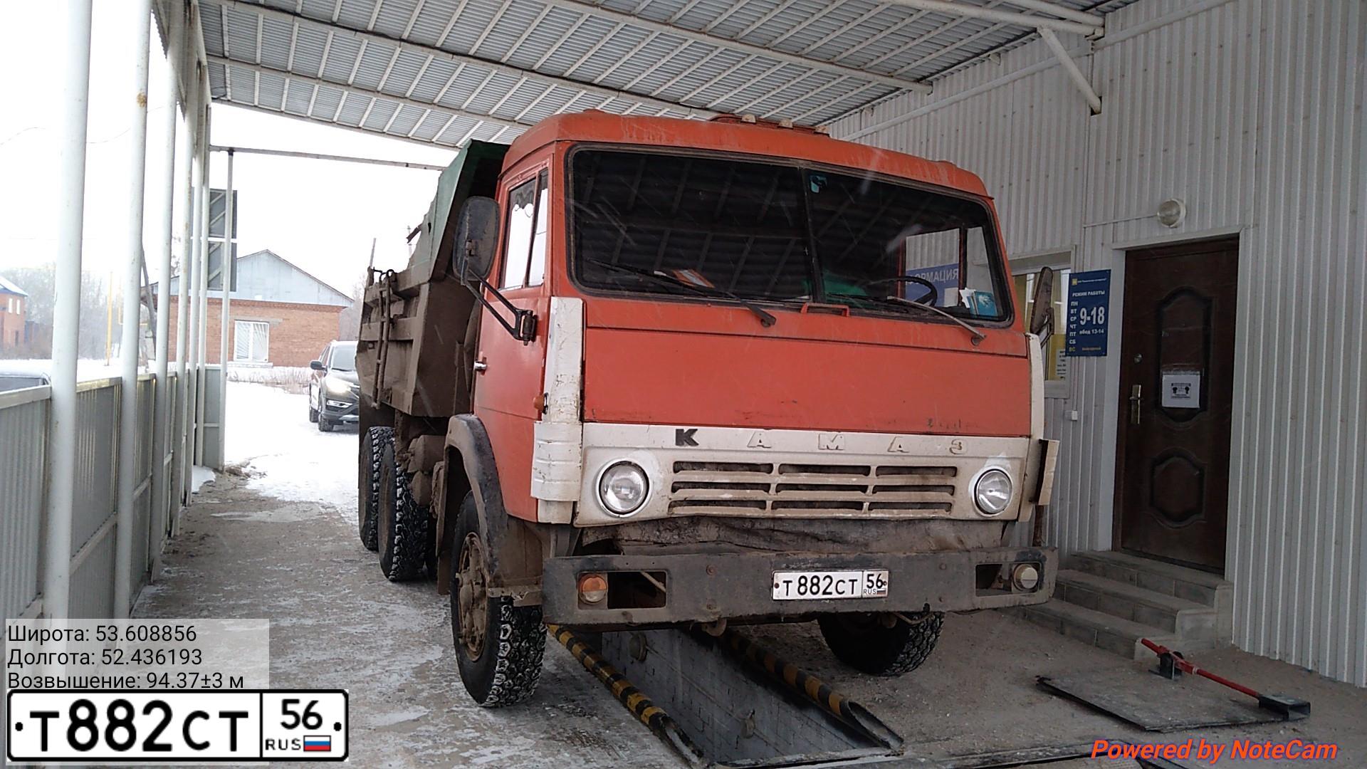 Фото автомобиля KAMAZ 55110 /6X4/, 1987 — госномер Т882СТ56. Цвет: ОРАНЖЕВЫЙ