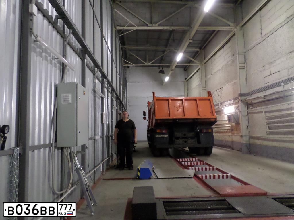 Фото автомобиля KAMAZ 65115 /6X4/, 2013 — госномер В036ВВ77. Цвет: ОРАНЖЕВЫЙ