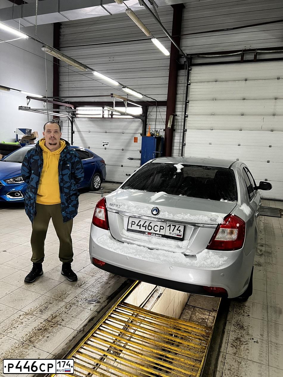 Фото автомобиля GEELY EMGRAND, 2014 — госномер Р446СР174. Цвет: СЕРЫЙ