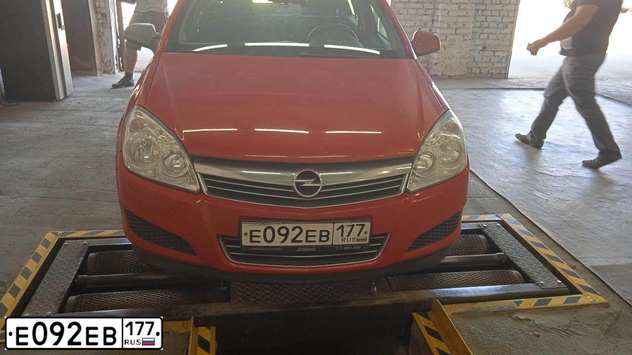 Фото автомобиля OPEL ASTRA, 2010 — госномер Е092ЕВ177. Цвет: КРАСНЫЙ