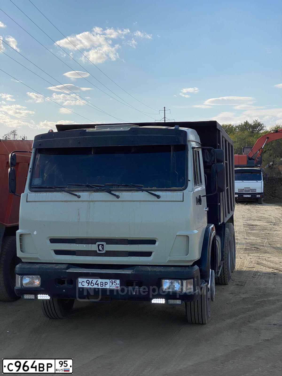 Фото автомобиля KAMAZ 55111 /6X4/, 2001 — госномер С964ВР95. Цвет: СВЕТЛО-ДЫМЧАТЫЙ
