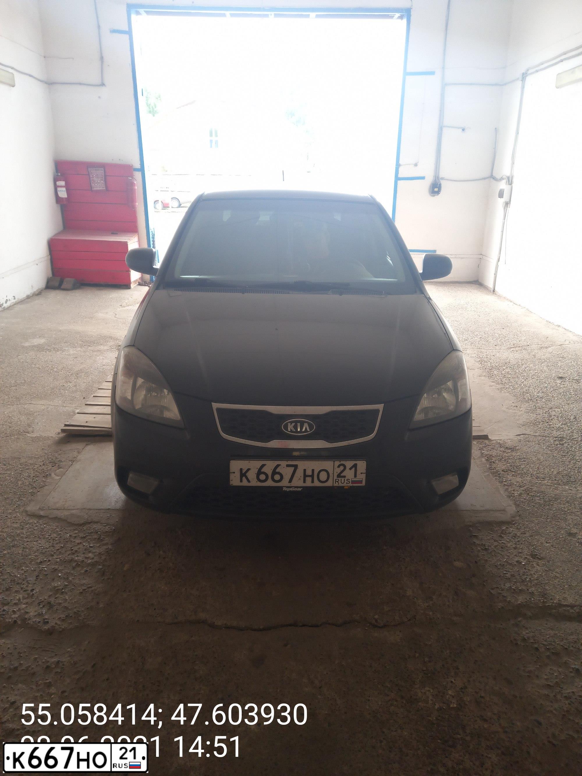Фото автомобиля KIA RIO, 2010 — госномер М032АТ196. Цвет: ЧЕРНЫЙ