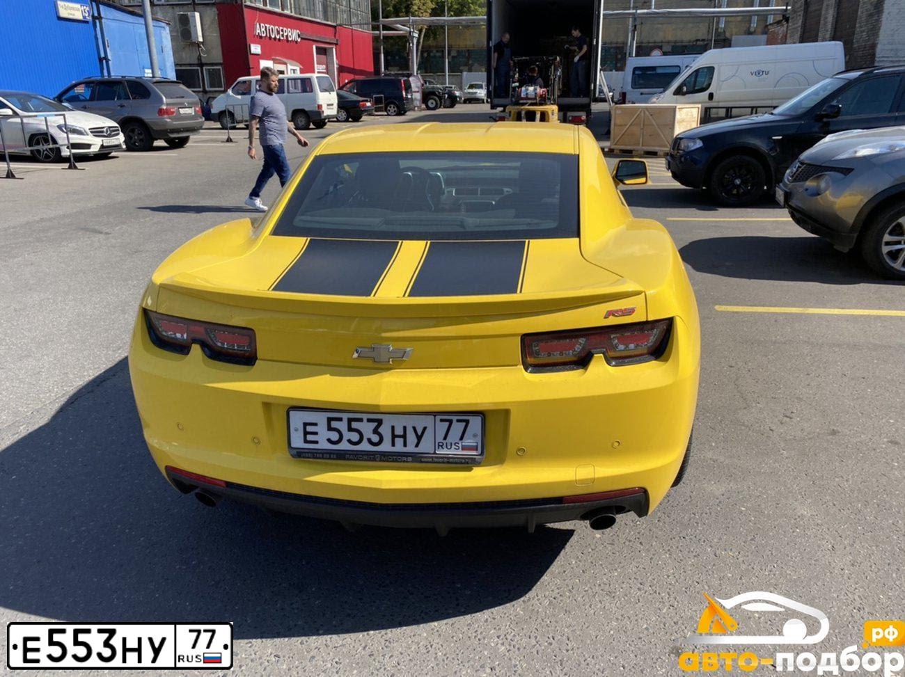 Фото автомобиля CHEVROLET CAMARO, 2013 — госномер Е553НУ77. Цвет: ЖЕЛТЫЙ