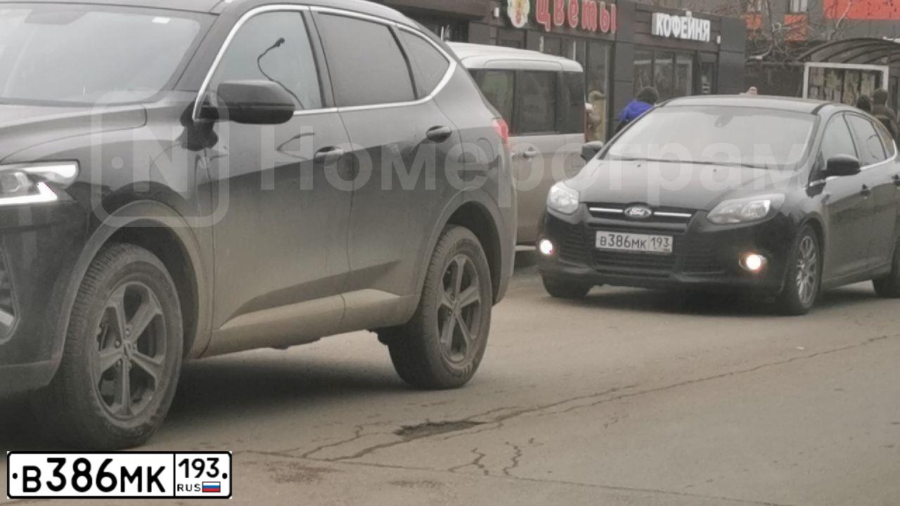 Фото автомобиля FORD FOCUS, 2012 — госномер К025ХС61. Цвет: ЧЕРНЫЙ