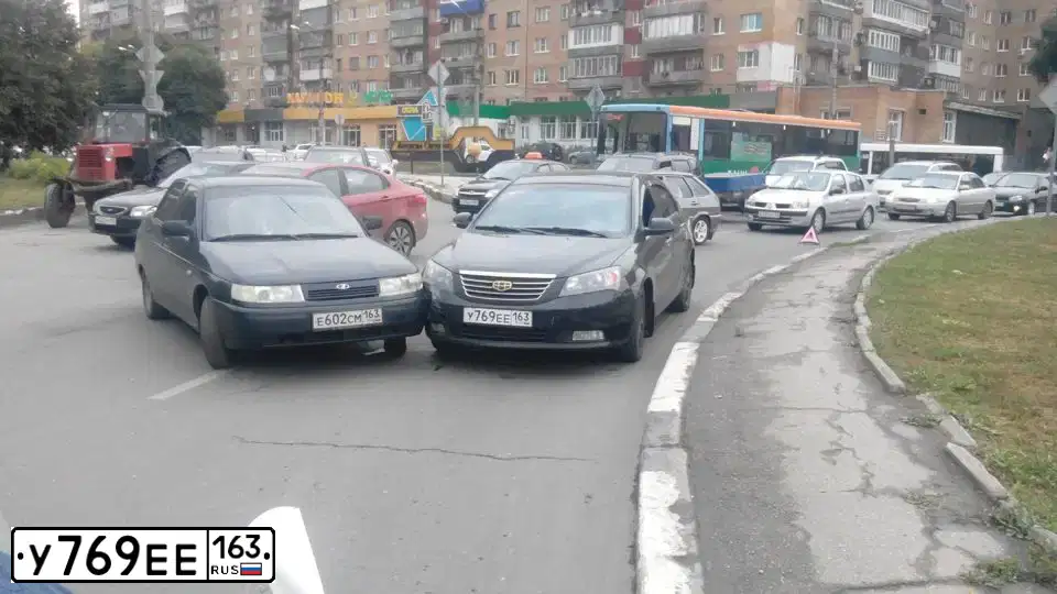 Фото автомобиля GEELY EMGRAND, 2013 — госномер М570ЕА136. Цвет: ЧЕРНЫЙ