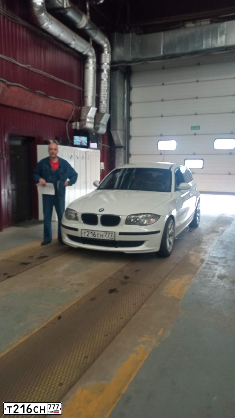Фото автомобиля BMW 116I, 2009 — госномер Н144ТН790. Цвет: Белый