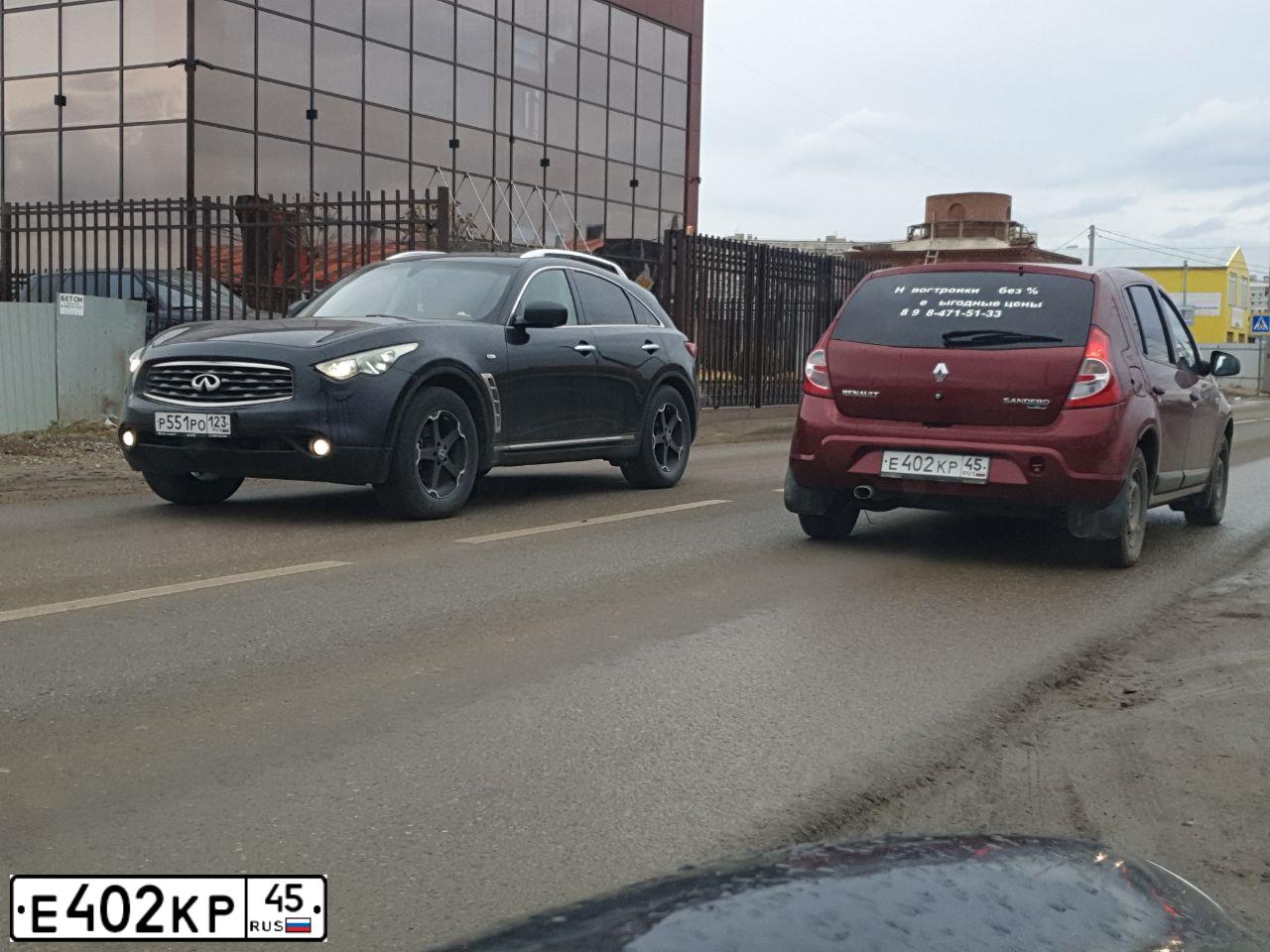 Фото автомобиля RENAULT SANDERO, 2012 — госномер Е402КР45. Цвет: КРАСНЫЙ