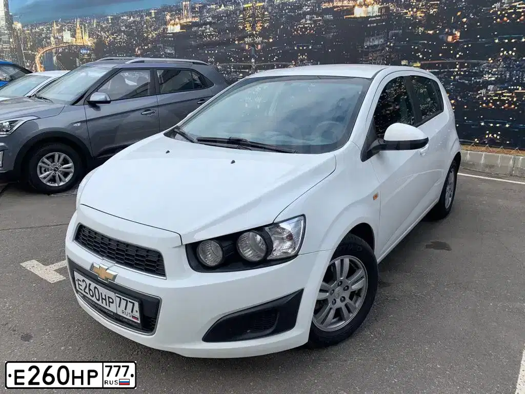 Фото автомобиля CHEVROLET AVEO, 2015 — госномер К076ТС35. Цвет: Белый