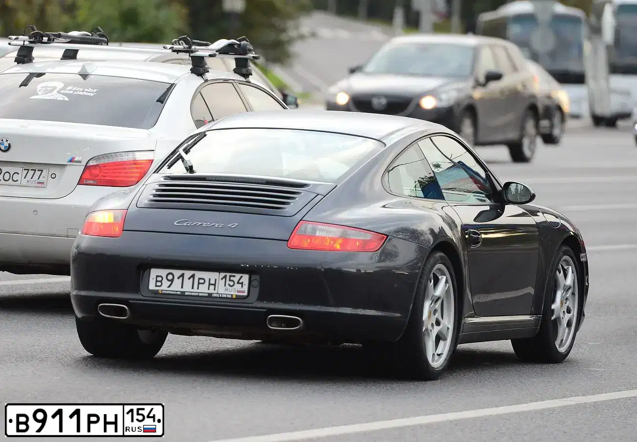 Фото автомобиля PORSCHE 911 CARRERA, 2007 — госномер В911РН154. Цвет: СЕРЫЙ