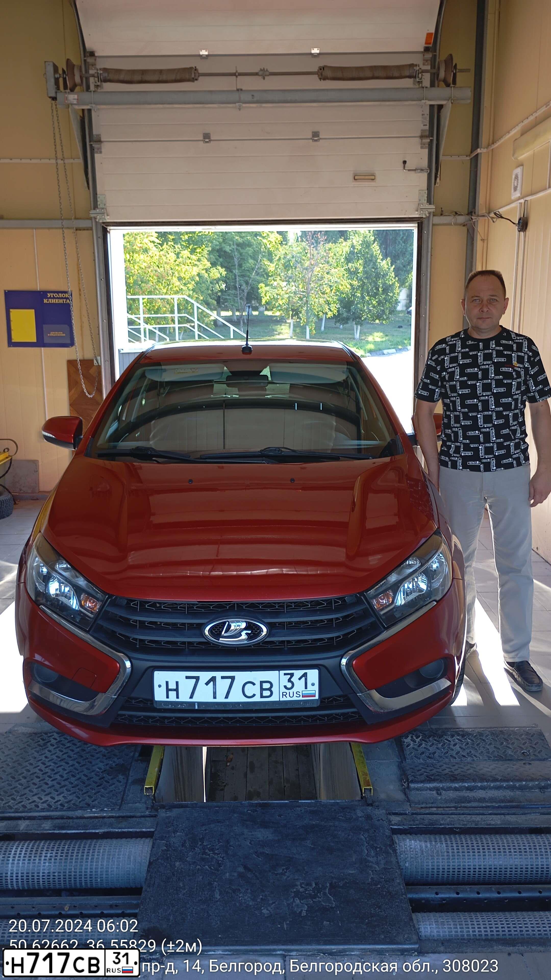 Фото автомобиля LADA 2190 GRANTA, 2012 — госномер Н717СВ31. Цвет: ГОЛУБОЙ