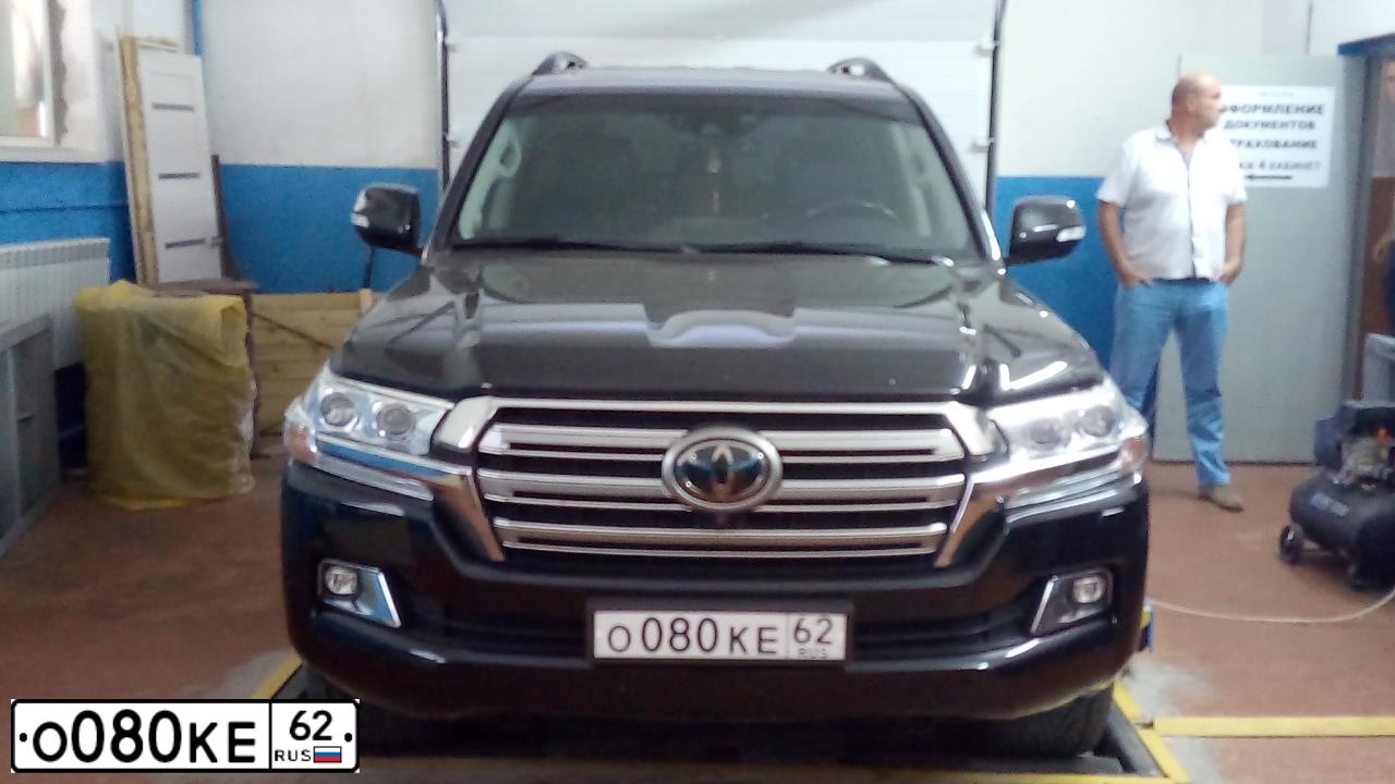 Фото автомобиля TOYOTA LANDCRUISER 200, 2010 — госномер К002ОВ70. Цвет: СЕРЕБРИСТЫЙ