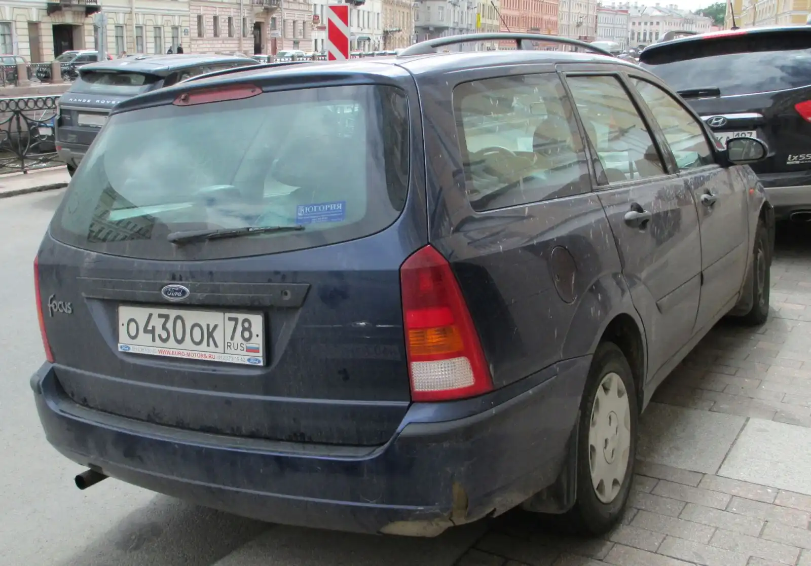 Фото автомобиля FORD FOCUS, 2004 — госномер М444УР790. Цвет: Темно-синий