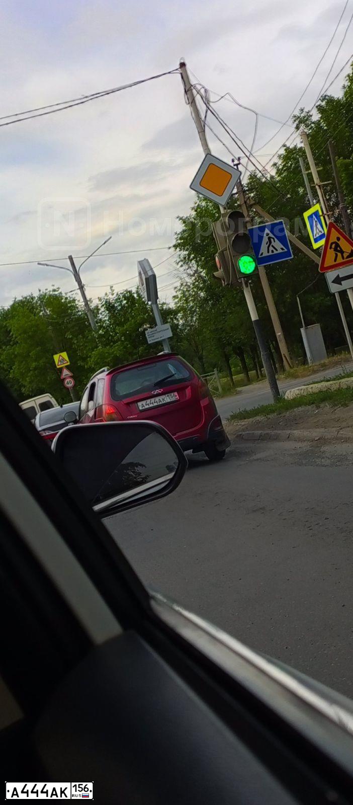 Фото автомобиля ЧЕРИ S18D, 2012 — госномер Е665ВУ156. Цвет: Красный