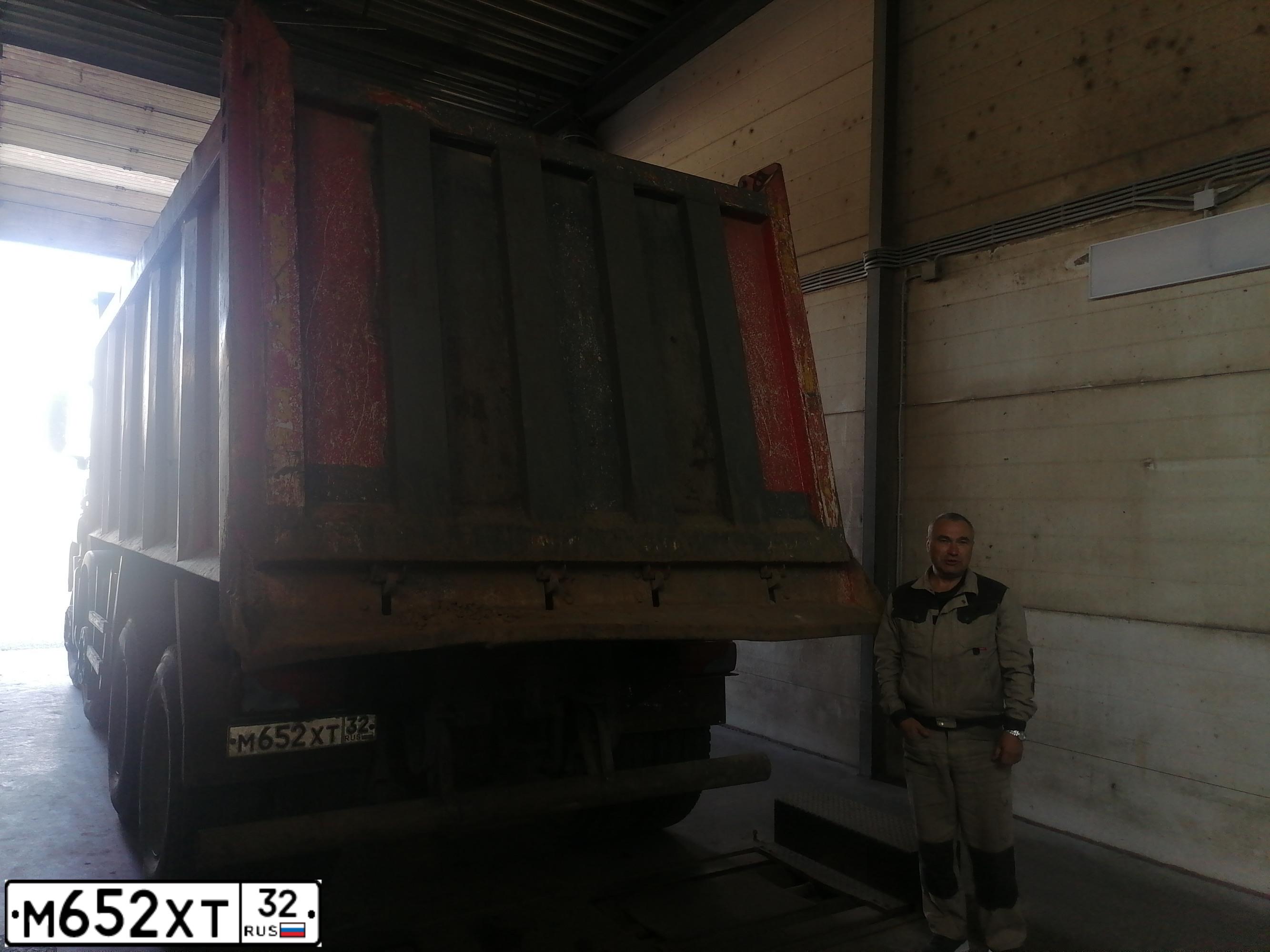 Фото автомобиля MAN TGS 41.XXX /8X4/, 2013 — госномер М652ХТ32. Цвет: КРАСНЫЙ