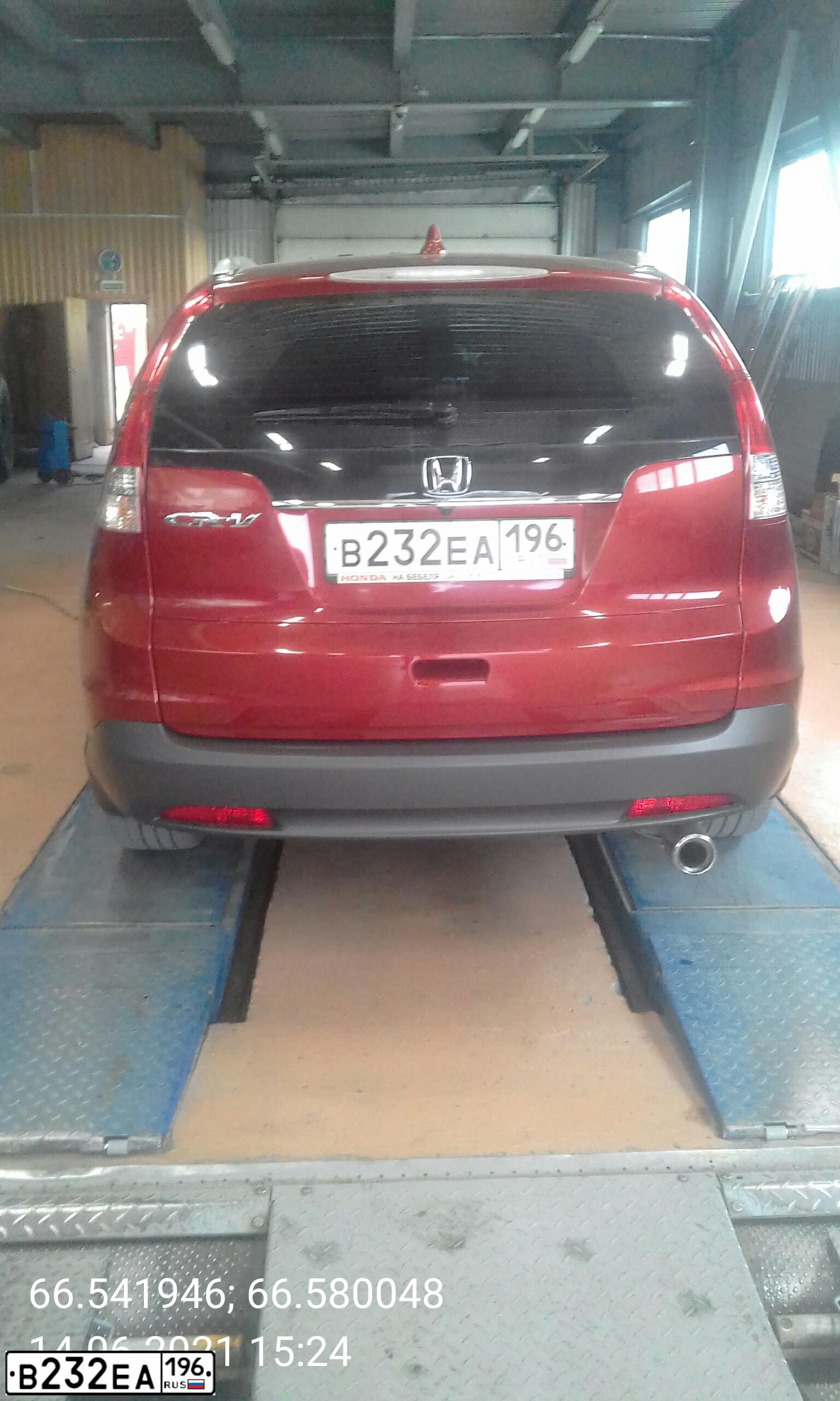 Фото автомобиля HONDA CR-V, 2014 — госномер В232ЕА196. Цвет: КРАСНЫЙ