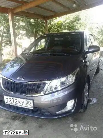 Фото автомобиля KIA RIO, 2013 — госномер Т272КУ30. Цвет: СЕРЫЙ