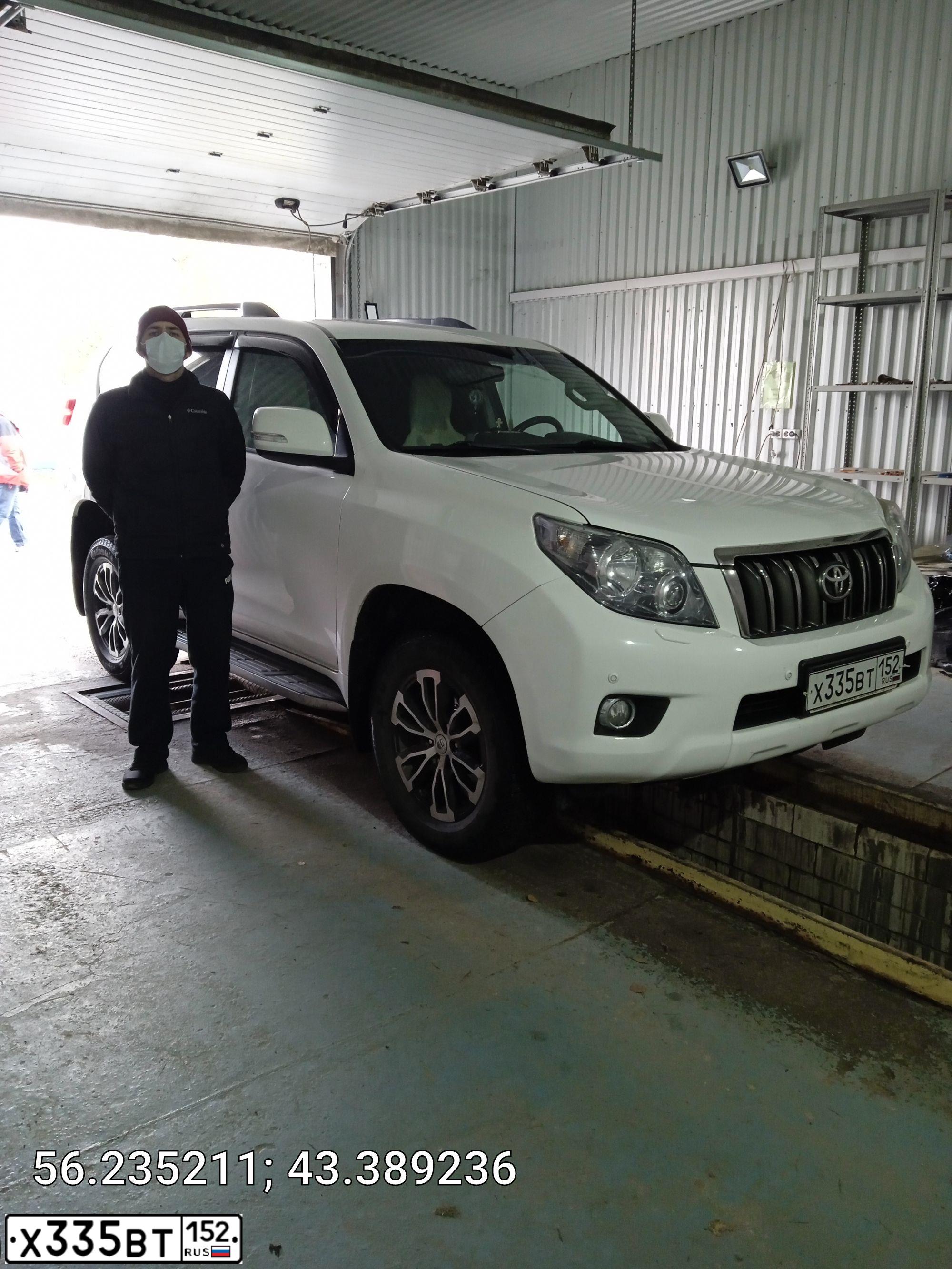 Фото автомобиля TOYOTA LANDCRUISER, 2012 — госномер Е005НМ52. Цвет: Белый