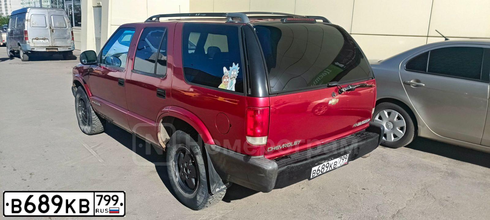 Фото автомобиля CHEVROLET BLAZER, 1995 — госномер В689КВ799. Цвет: Красный